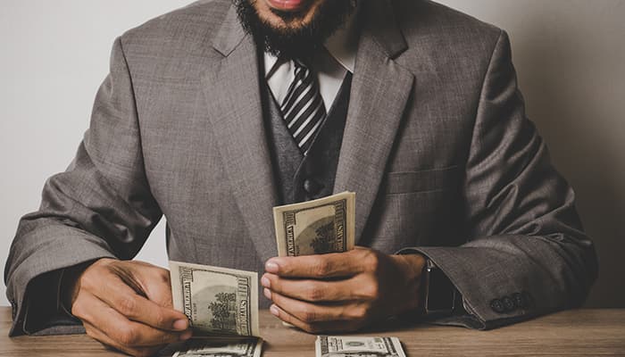 بیزینس‌من اهل نورث‌یورک ۱۲ میلیون دلار گرفته بود تا ۱۳ درصد سود بدهد ولی از ۵ ماه پیش از او خبری نیست