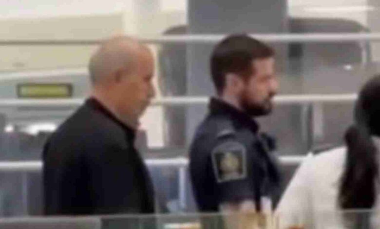 بازگشت اعضای فدراسیون کانادا از فرودگاه ونکوور